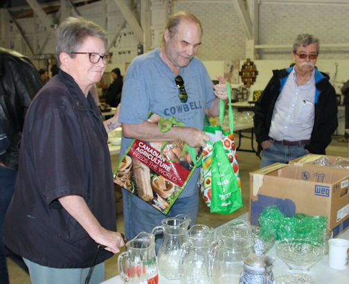 The Kincardine Record | Crowd scoops up treasures at annual Tiverton