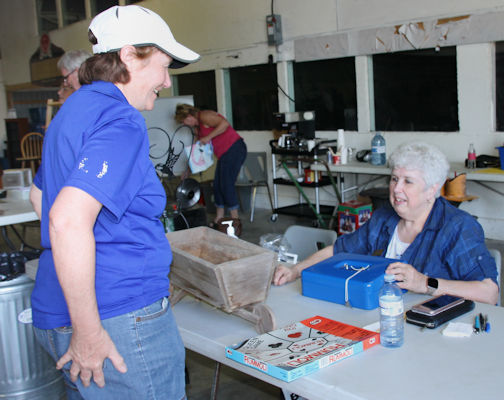 The Kincardine Record | Crowd glad to find some bargains at Tiverton
