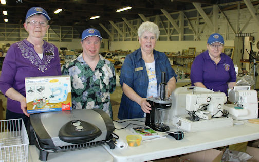The Kincardine Record | Crowd glad to find some bargains at Tiverton