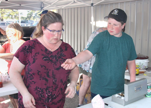 The Kincardine Record | Crowd glad to find some bargains at Tiverton