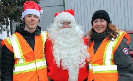 ​Massive crowd fills downtown Kincardine for annual Santa Claus Parade