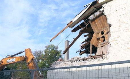 Demolition has begun on old Mahood Lumber building in Kincardine