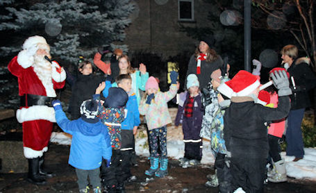 ​Crowd gathers for annual tree-lighting in Tiverton