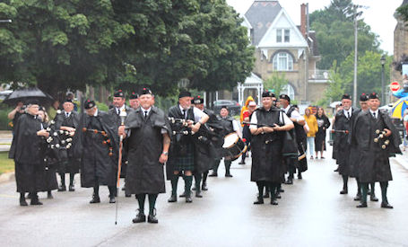 Crowd braves the elements for first Kincardine Scottish Pipe Band Saturday Night Parade