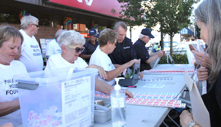 ​Kincardine hospital foundation volunteers matching donations on Giving Cruise Day