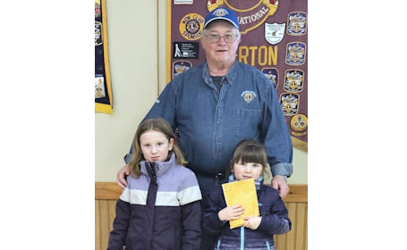 ​Quipp girls donate to Tiverton Lions Splash Pad