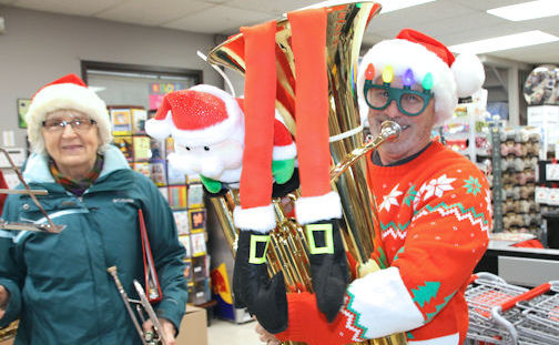 ​Kincardine Community Concert Band brings Christmas flash mob to local businesses